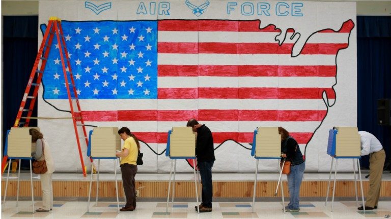 آیا دموکراسی در حال عقب‌نشینی است؟